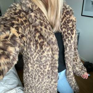 Säljer min leopard jacka från Dilara x NA-KD som köptes i vintras. Den är storlek 34 men skulle säga att den kan passa en 36 också. Köptes för 599kr men säljer för 269kr + frakt, bra skick och är perfekt nu till hösten & vintern⚡️⚡️ priset är diskuterbart vid snabb affär