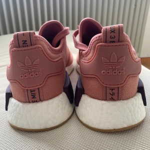 Adidas NMD_R1 - Adidas nmd skor i färgen rosa/gammaldags rosa. Storlek 39,5 om man utgår från storleksmärket i skon. Enbart provade, säljes pga används ej. Nypris 1399kr. 
