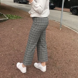 Rutiga byxor från Zara Women i storlek 34 - Rutiga byxor från Zara Women i storlek 34. Knappt använda! Super snygga byxor och sitter som en smäck, tyvärr lite korta på mig!