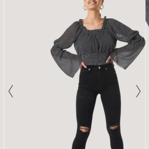 NAKD skinny jeans  - Säljer snygga jeans från NAKD men hål, strl 38 sitter bra på mig som är 178, hade dock önskat dem var lite längre i längden därför jag säljer. Använda 1 gång. 