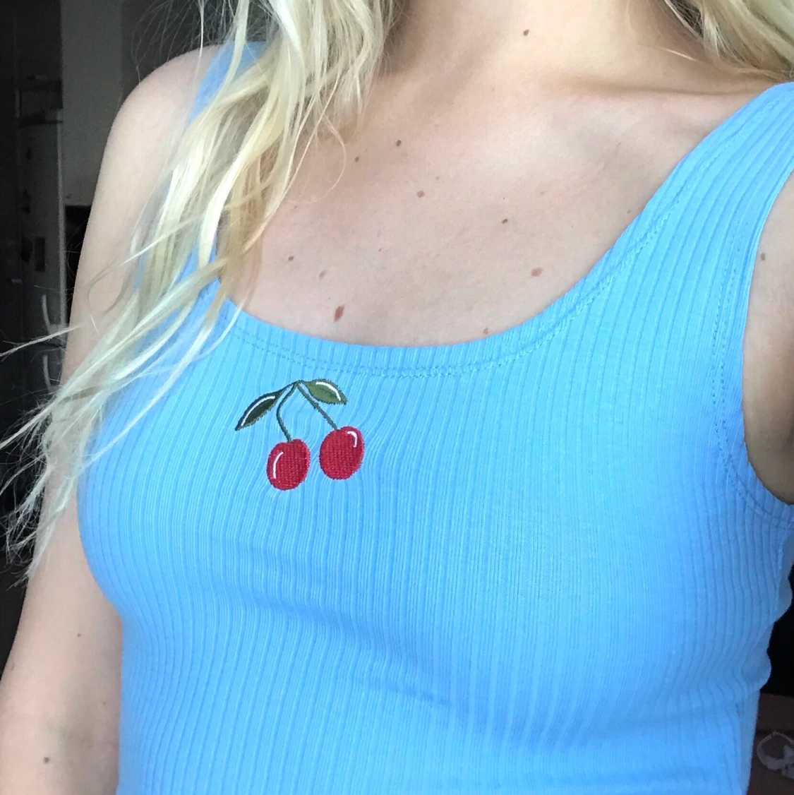 Crop top med körsbär på