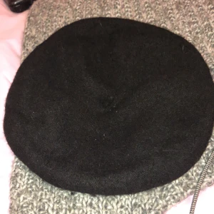 Basker i ull - En basker gjort i ull som jag fick i present, vet ej vart den kommer ifrån. Har använt den 2 gånger inte riktigt min stil tyvärr. Köparen står för frakt