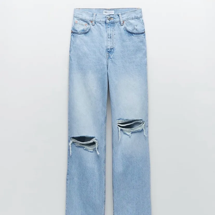 Säljer dessa jeans från Zara eftersom att jag råkade köpa fel storlek. Aldrig använda. . Jeans & Byxor.