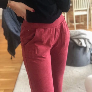 Mjukisbyxor Tommy Hilfiger - Säljer mina älskade mjukisar från Tommy Hilfiger. Snygga och sköna i tegelröd färg med mudd nedtill och upptill. På mig är de ankellånga (Är 173 cm) Storlek S men passar flera storlekar beroende på hur man vill att de ska sitta! 