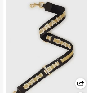 Väskband från Marc Jacobs - Säljer ett justerbart populärt väskband från Marc Jacobs! Skitsnyggt men kommer ej till användning på grund av att jag ej har en väska som jag anser passar tyvärr! Oanvänd och skicket gör att den är som ny!🤩 köpt på Jackie för ca ett år sedan för 1000 kr😊 frakt ingår i angivna priset!