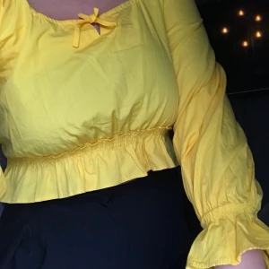 NA-KD blus 38 - Perfekt gul färg 😍 Sitter mer som en 36 i storleken. Köparen står för frakt.