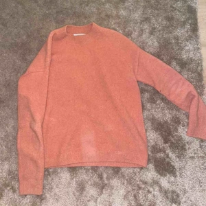 Mysig tjocktröja - Rosa ”cotton blend sweater” från & other stories! Använd ett par gånger men inget som märks tydligt på skiktet. Väldigt mysig och skön tröja som passar till allt från ett par enkla jeans till en fin lång kjol!  