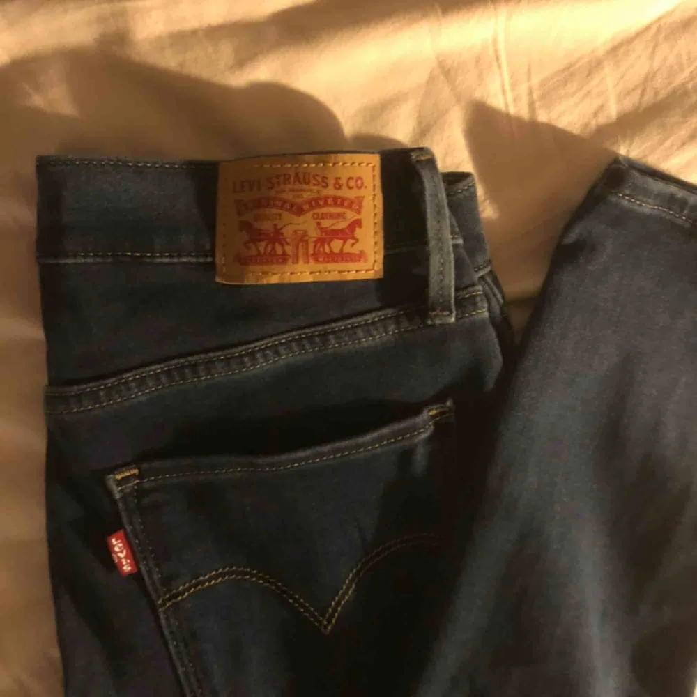 Ett par Levis jeans. Dom är som nya för dom är bara använda 1 gång. Köparen står för frakten . Jeans & Byxor.