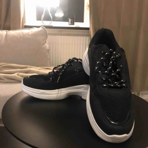  - Svarta chunky skor i stl. 38. ALDIRG använda, prislapp är kvar, enbart haft dom inne 