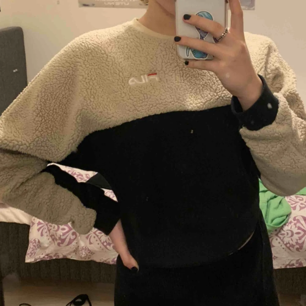 Super skön fila sweater med hälften svart tyg och hälften teddy material. köpt på urban outfitters i storlek L för en mer oversized och lång tröja!. Tröjor & Koftor.