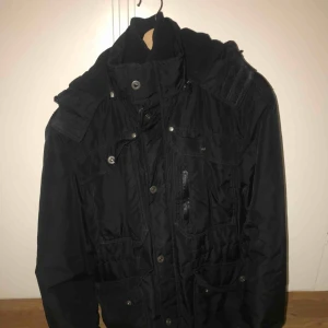  - Jag säljer nu min vinter jacka då jag skaffat en ny. 