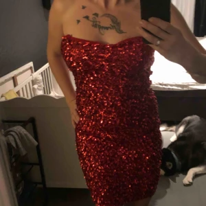  - Fin paljett klänning formar sig fint 