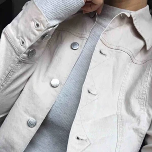  - Skit snygg klassisk beige jeansjacka. Mjuk och skön att ha på sig och matcha med ljusa färger. Inhandlad secondhand ser ut som helt ny. Skulle säga att den passar en XS-M beroendes på hur oversize man vill ha den. Snygg detalj fram och två dolda fickor.
