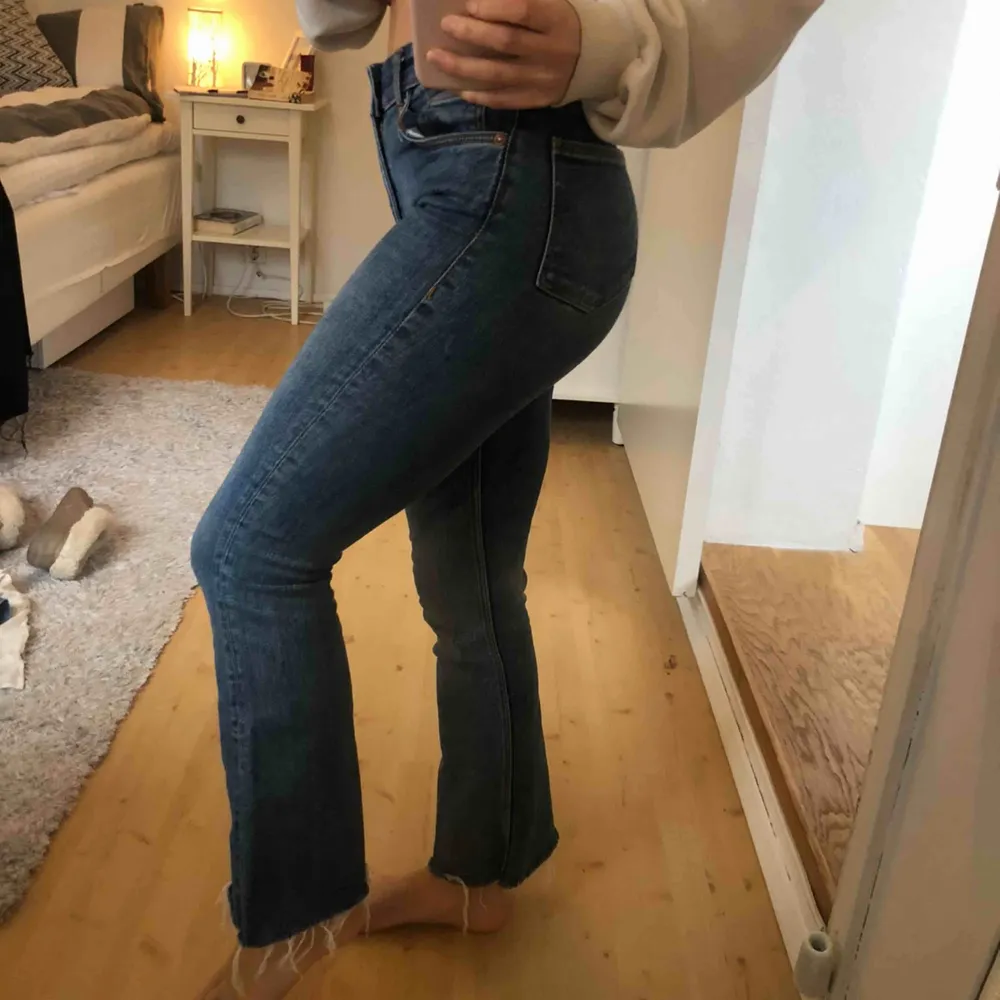 Säljer dessa supersnygga croppade jeans från Zara. De sitter helt perfekt men kommer tyvärr inte till användning. Köparen betalar frakten.. Jeans & Byxor.