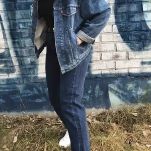 Boyfriend jeans i en fin blå färg. Passar en storlek M/ liten L. Modellen är 172cm