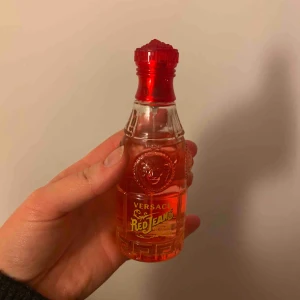  - Parfym från Versace använd väldigt lite. Mjuka noter av persika och aprikos blandas med viol och näckros och skapar en lättburen och lekfull doft. En hint av vanilj ger doften sötma och mjukhet. Frakt på 44 kr tillkommer där av priset. 