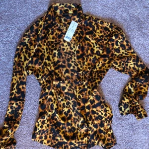  - Oversize blus/skjorta asgrym prislapp kvar (299) 75krpp