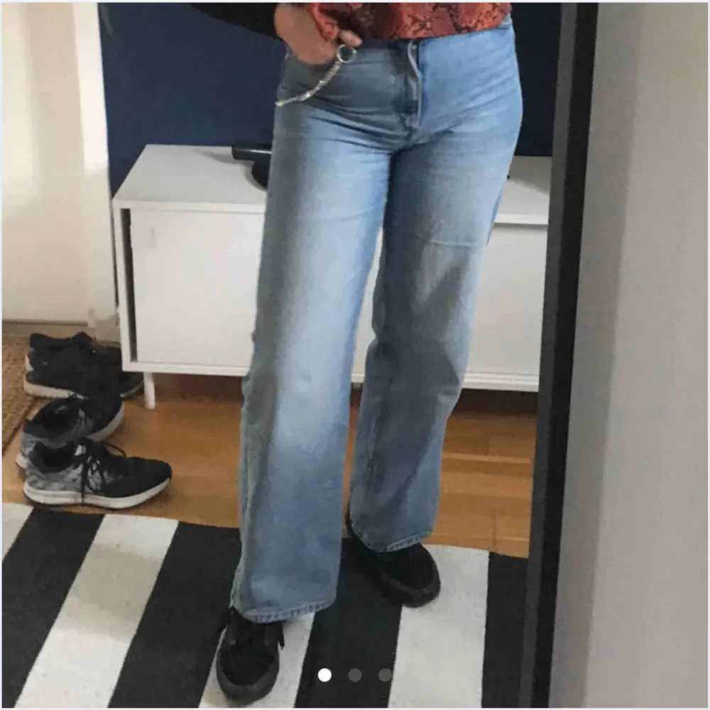 Fina byxor från Monki i modellen YOKO. Ganska använda därav priset. Jag är 173 och de är bra i längden på mig. Köparen står för frakten (79kr)😅😊. Jeans & Byxor.