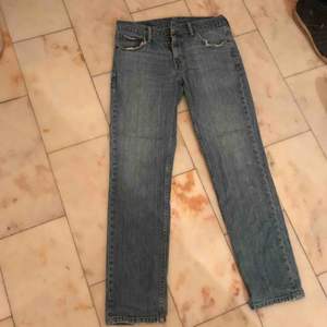 Säljer ett par Levis jeans, ljusblå med lite slitningar. Köpta second hand. Nypris 300 säljer för 100. Storlek 27/30 , small/medium. Möts i stan🧡🧡