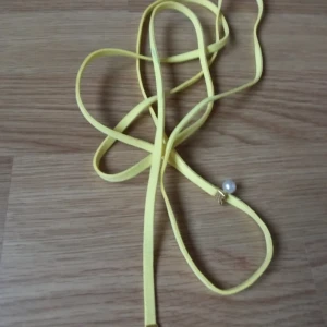  - Halsband man virar runt halsen har en grön fläck på ena sidan därav det billiga priset