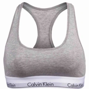  - Två stycken calvin klein modern cotton bh:ar! Har en grå i strl XS och den vita i M, båda passar mig som brukar ha S. båda två ink frakt för 200kr eller 1 ink frakt för 150 