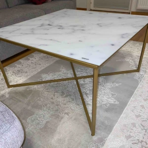 - Marmor soffbord i material metall. Säljer denna super duper snygga bordet pga att den inte passar riktigt med mina möbler. 
