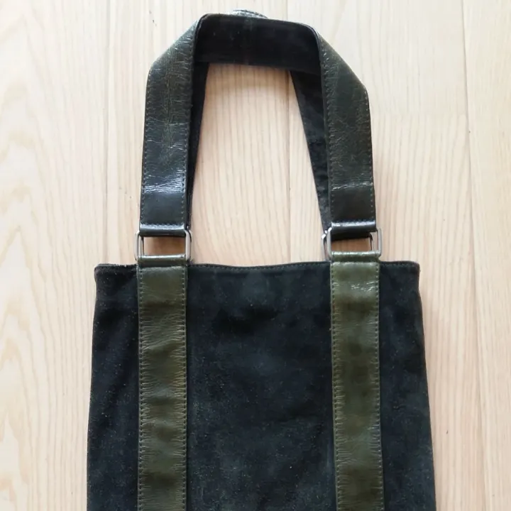 Grön italiensk väska i läder och mocka, i princip oanvänd men materialet har släppt lite på undersidan av handtagen, syns ej när man bär den. Storlek 35x27 cm.. Väskor.
