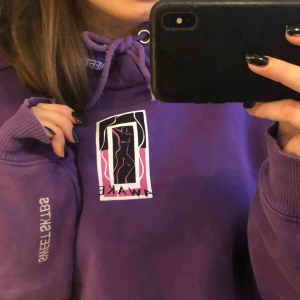  - Lila hoodie med motiv från märket sweet sktbs, nypris 750kr, felfri💖