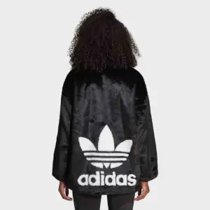 Söker denna fake fur jackan från Adidas Originals! 💕