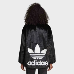  - Söker denna fake fur jackan från Adidas Originals! 💕