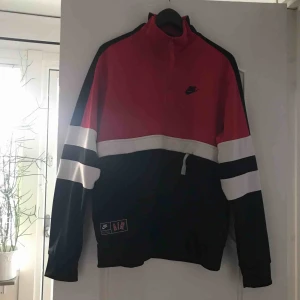  - Nike tröja med ficka på magen och hög krage. Använd fåtal gånger. 