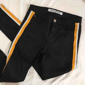 Svarta jeans med stripes  - Svarta jeans med stripes på från Zara storlek 36. 100kr inkl frakten 