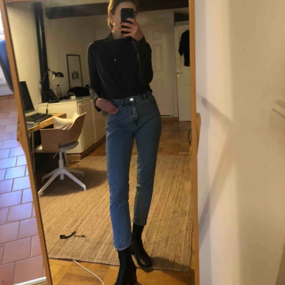 Kimono jeans från monki. Kortare modell med hög midja relativt åtsittande. Säljes som paket med två andra jeans för 200kr . Jeans & Byxor.