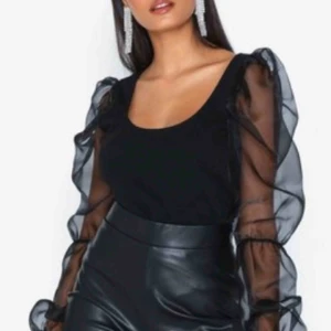  - Suuper snygg festtopp från Nelly. Köpt för ca 1 månad sedan och bara använd en gång. Sitter jättefint på, säljer då jag känner att den inte kommer till större användning mera💫 