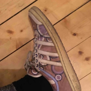  - Unika adidasskor med guld och mönster. Supersnygga. Bra skick. Nypris 800 kr.