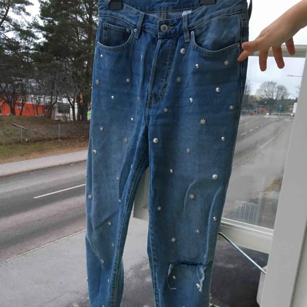 Så unika, coola jeans! Helt i nyskick och säljs då dom tyvärr är för stora för mig. Skriv för bilder på eller frågor :) . Jeans & Byxor.