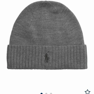  - Säljer min raffemössa som jag köpt för cirka 1 månad sen ,fint skick!!