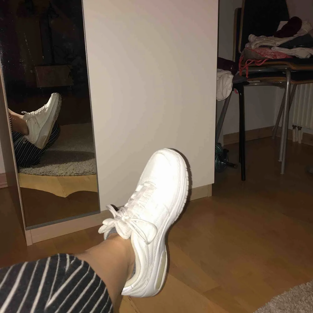 Vita chunky sneakers! Använda fåtal gånger då dom är för små för mig, så i nyskick. Ormskinn-mönster på sidorna och vita skosnören🦋🦋. Skor.