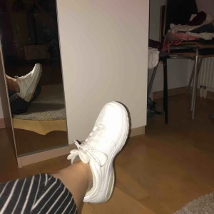 - Vita chunky sneakers! Använda fåtal gånger då dom är för små för mig, så i nyskick. Ormskinn-mönster på sidorna och vita skosnören🦋🦋