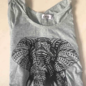  - Turkosaktig lite längre tröja med elefanttryck. Knappt använd, i jättefint skick. Frakt tillkommer :)