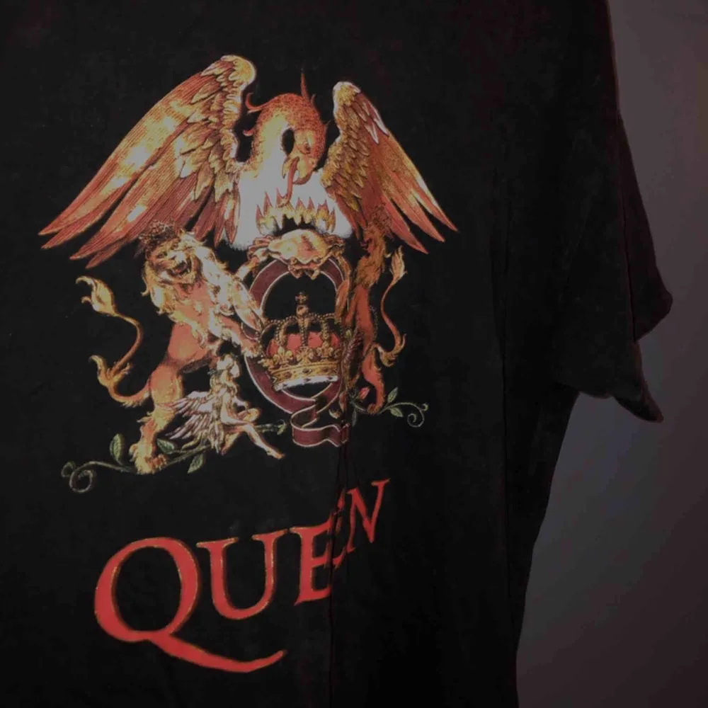 Skit snygg Queen T-shirt i storlek S! Den är uppvikt på andra bilden men passar annars som en vanlig S. Använd 1-2 gånger och köpte den för 299kr. Fraktar men kan också mötas upp i Gbg 🥰. T-shirts.