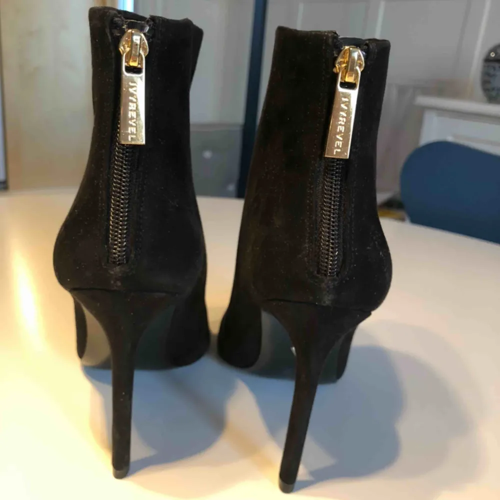 Ett par snygga helt oanvända skor/boots ifrån märket Ivyrevel. Inköpta i deras affär i Gallerian för 720kr.  Skorna är gjorda i svart mocka. . Skor.