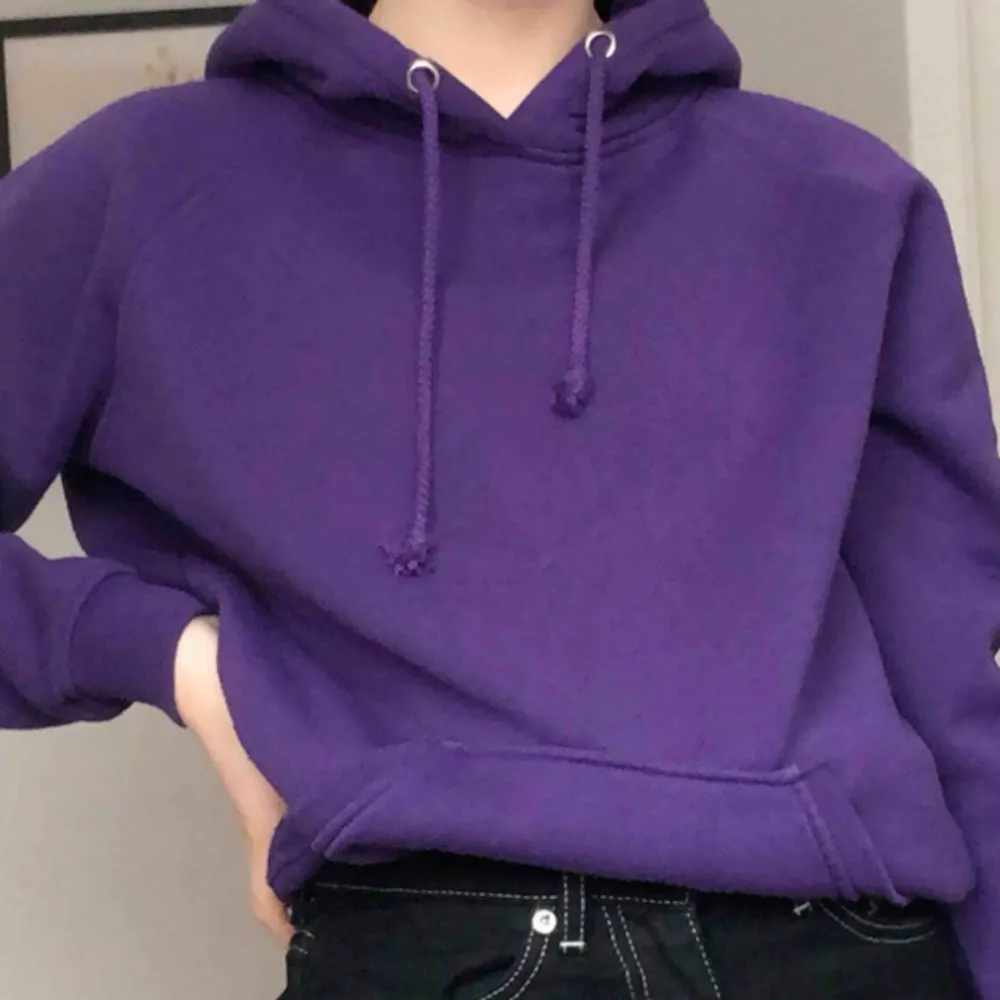 lila hoodie från BikBok, köpt förra hösten för 200kr. Superfin och skön men jag använder den aldrig längre. Kan mötas upp i uppsala eller stockholm men annars står köparen för frakt💜. Hoodies.