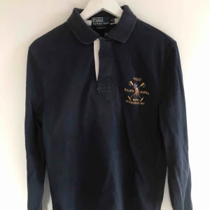  - Långärmad Ralph Lauren piké i använt skick.