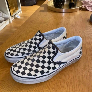  - Rutiga vans storlek 39🧡 använt skick men har absolut mycket kvar att ge🥰 har också ett litet hål fram vid stortån men det syns knappt🧡 säljer de då de inte kommer till användning längre:)) möts endast upp i sthlm💗 FRAKTAR EJ://