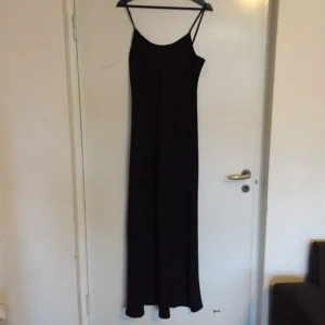  - Säljer denna fina långklänning! Köpt här på plick men aldrig kommit till användning. Bilderna med klänningen på är från den förra säljaren! 