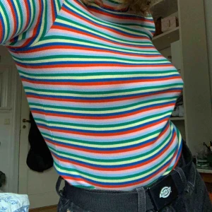  - Ribbad, långärmad, halvpolo, regnbågsmönster Från monki St S Fri frakt