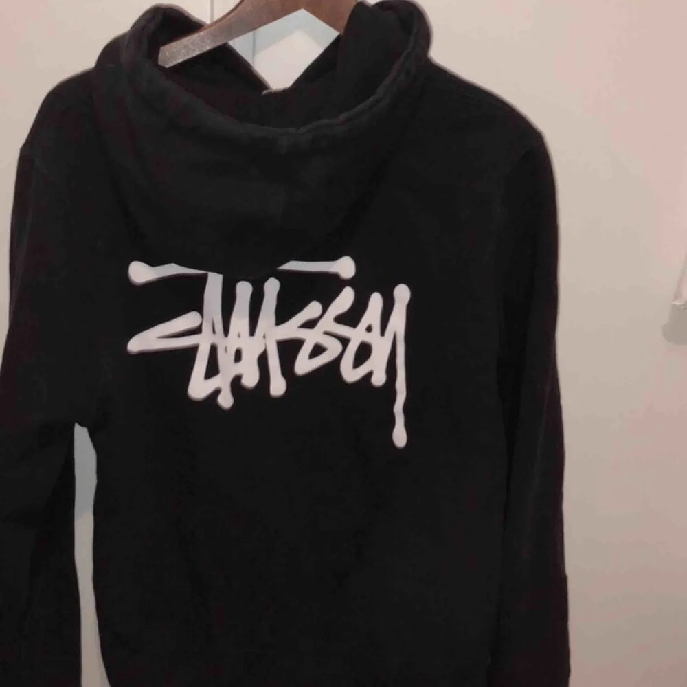 Snygg Stussy tröja i jätte bra skick med bra kvalite och använd få gånger, köpt för 1000kr på caliroots för ca ett år sen. Tröjor & Koftor.