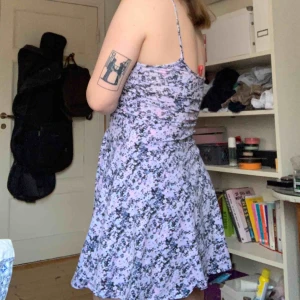  - Klänning från h&m Passar upp till M Fri frakt!