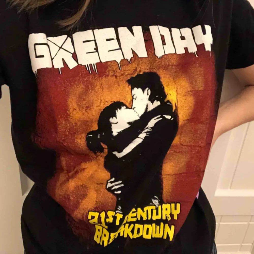 En skit ball Green Day tröja! Trycket är från deras 21st Century Breakdown album😁 Frakt: 18kr. T-shirts.